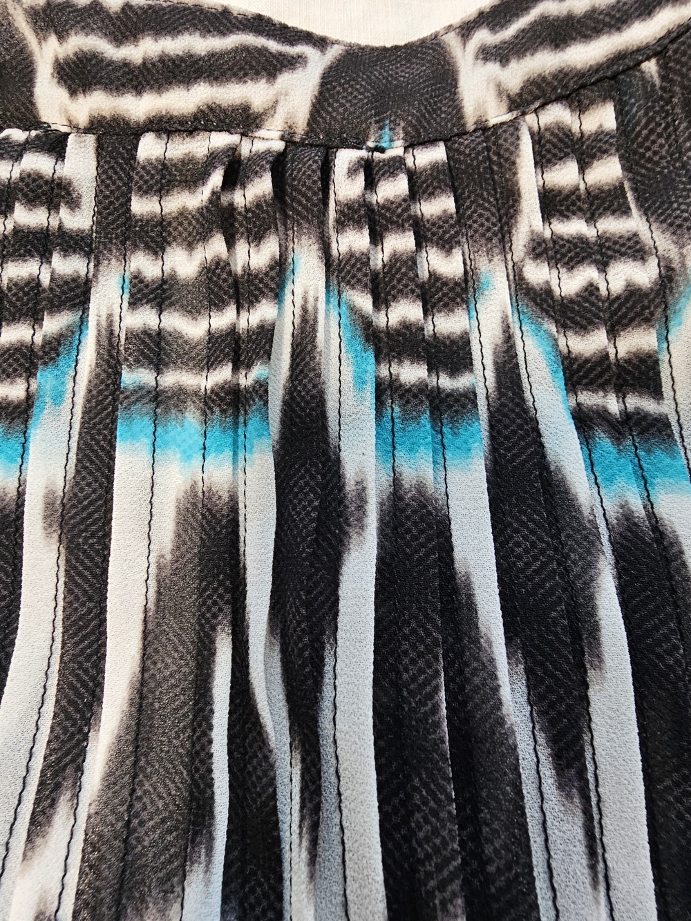 Rose & Olive Black, White & Teal Geometric Sheer Sleeveless Top Size 2X - Picture 9 of 9